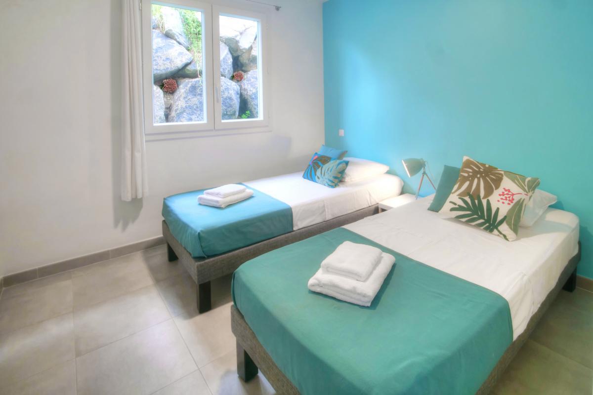 21 Location-villa-piscine-vue-mer-trois-ilets_chambre-2-en-lits-simples